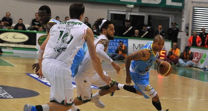 Basket, Milano comincia con una sconfitta. Bene Varese, Roma, Cantù e Siena Basket, Milano comincia con una sconfitta. Bene Varese, Roma, Cantù e Siena