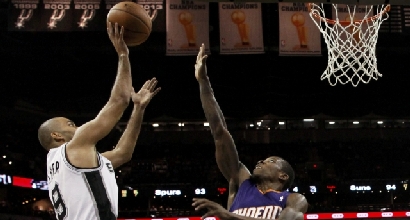 Nba: Parker trascina gli Spurs, in ombra Belinelli Nba: Parker trascina gli Spurs, in ombra Belinelli