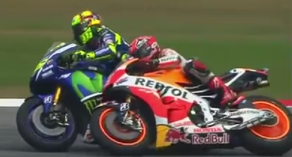 Honda contro Rossi: "Ha dato un calcio a Marquez"