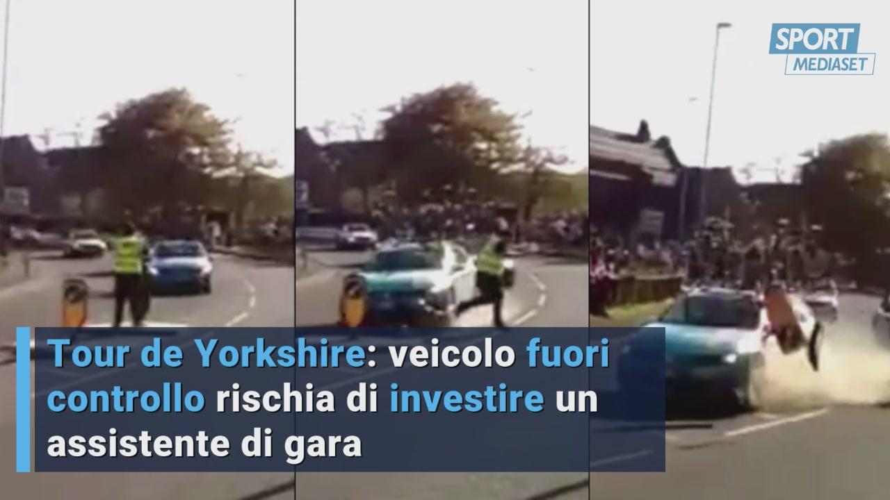 Tour de Yorkshire: veicolo fuori controllo rischia di investire un assistente di gara