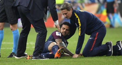 Brasile, paura per Dani Alves: infortunio al ginocchio, Mondiale a rischio Brasile, paura per Dani Alves: infortunio al ginocchio, Mondiale a rischio