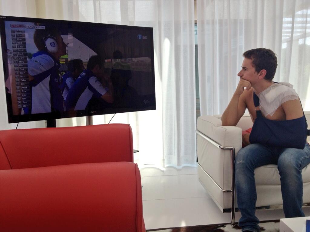Jorge Lorenzo osserva i rivali in tv Jorge Lorenzo osserva i rivali in tv