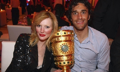 Toni e la moglie Marta ai tempi del titolo al Bayern, Lapresse Toni e la moglie Marta ai tempi del titolo al Bayern, Lapresse