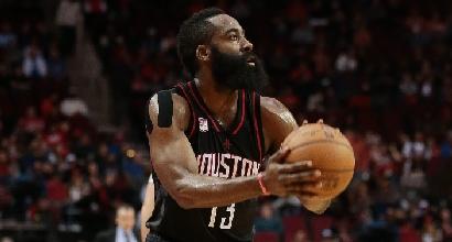 Nba: Harden è incontenibile, anche Belinelli si arrende