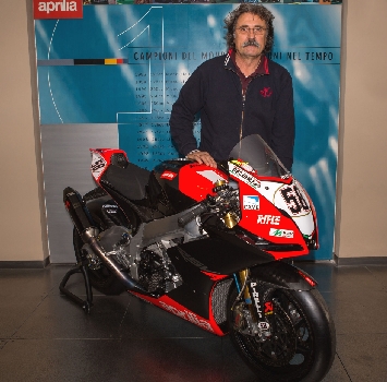 Paolo Simoncelli con l'Aprilia Superbike di Marco Paolo Simoncelli con l'Aprilia Superbike di Marco