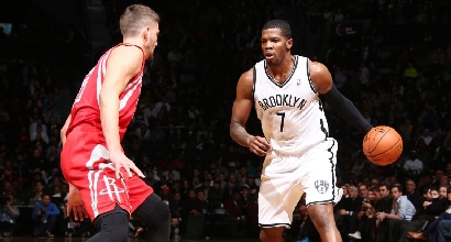 Nba: Curry stende i Mavs. Nets ai playoff Nba: Curry stende i Mavs. Nets ai playoff
