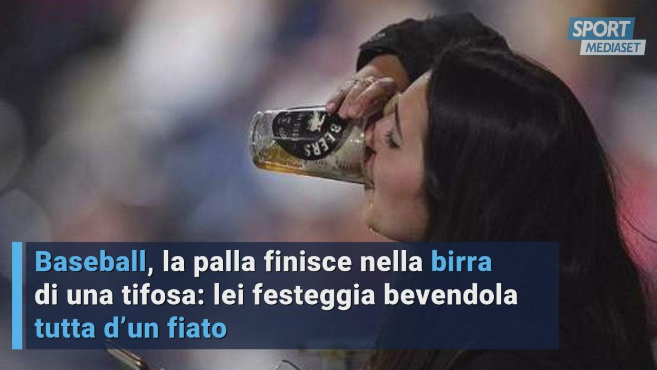 Baseball, la palla finisce nella birra di una tifosa: lei festeggia bevendola tutta d'un fiato