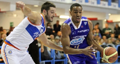 Basket, Brindisi non si ferma più: battuta anche Cantù Basket, Brindisi non si ferma più: battuta anche Cantù