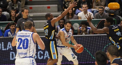 Basket, Serie A: Cremona gode con Holloway, crisi Sassari