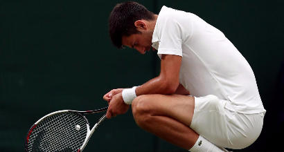 Wimbledon, clamoroso: Djokovic costretto al ritiro, Federer in semifinale