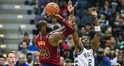 Basket, Nba: LeBron stende Antetokounmpo, rimonta Warriors