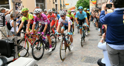 Giro d'Italia: poker di Viviani, altro sprint vincente