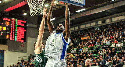 Basket, serie A: Sassari asfalta Pesaro, è prima Basket, serie A: Sassari asfalta Pesaro, è prima