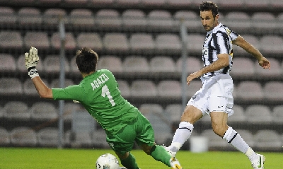 Il gol di Vucinic (Ansa) Il gol di Vucinic (Ansa)