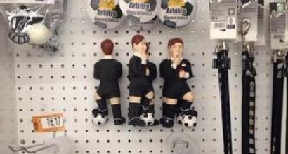 L'arbitro-pupazzo (Twitter) L'arbitro-pupazzo (Twitter)
