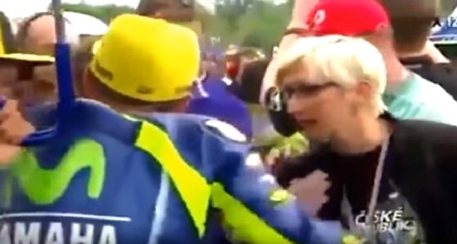 MotoGP, Rossi allontana il ministro in griglia: scoppia il caso