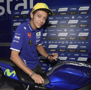 MotoGP, all'asta una Yamaha YZR-R1 replica autografata da Vale Rossi