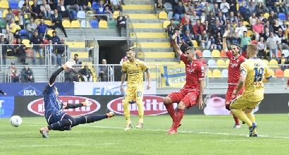 Serie B, vincono Frosinone e Palermo: lotta infuocata per il secondo posto