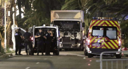 Nizza, camion sulla folla sul lungomare: 84 morti, "almeno uno è italiano" | Dieci i minori uccisi