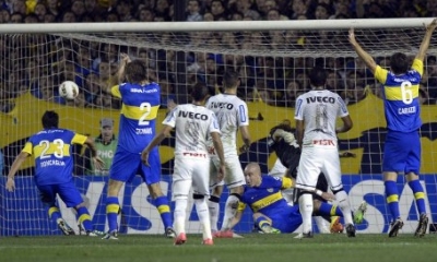 Roncaglia firma il vantaggio del Boca, Afp Roncaglia firma il vantaggio del Boca, Afp