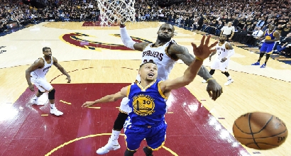 Curry-James, foto Ansa