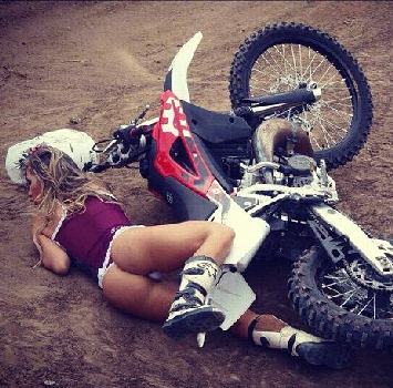 Motocross, quando la caduta è sexy Motocross, quando la caduta è sexy