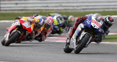 Lorenzo guida il gruppo a Misano (Reuters) Lorenzo guida il gruppo a Misano (Reuters)
