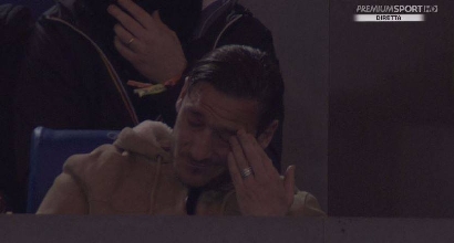 L'Olimpico sta con Totti, lui si commuove in tribuna