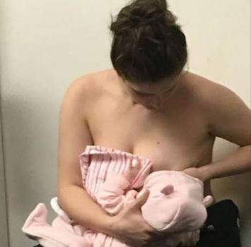 Hockeysta simbolo delle mamme nello sport: allatta nello spogliatoio
