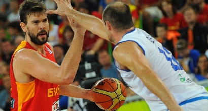 Cusin contro Gasol, foto Afp Cusin contro Gasol, foto Afp