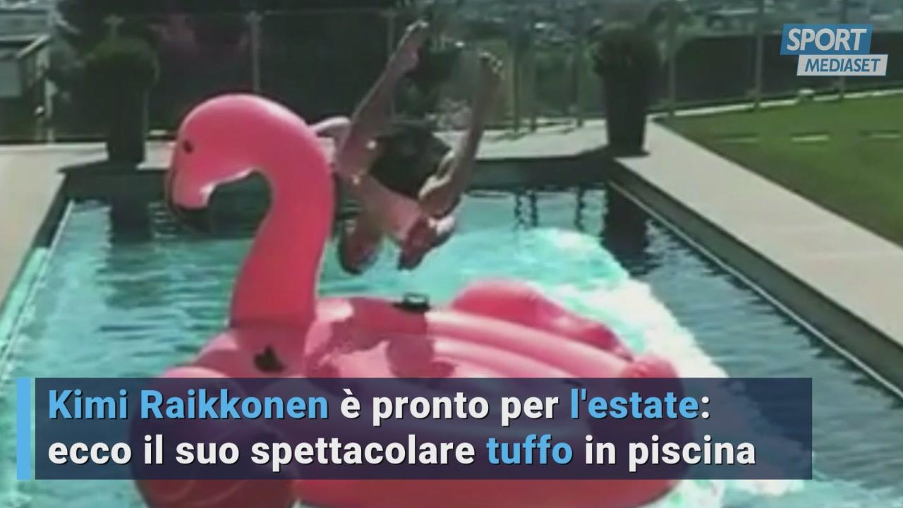 Kimi Raikkonen è pronto per l'estate: ecco il suo spettacolare tuffo in piscina