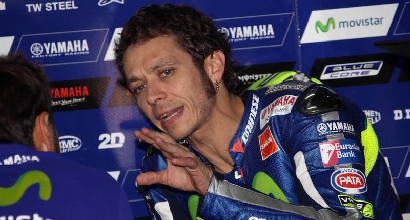MotoGP, scivolata con abrasione per Rossi nei test Michelin