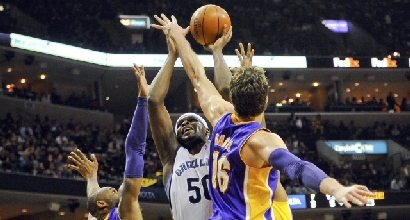 Nba: coi 21 punti di Kobe Bryant, i Lakers sbancano Memphis Nba: coi 21 punti di Kobe Bryant, i Lakers sbancano Memphis