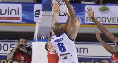 Basket, Serie A: Brescia piega Bologna all'ultimo respiro e resta in vetta