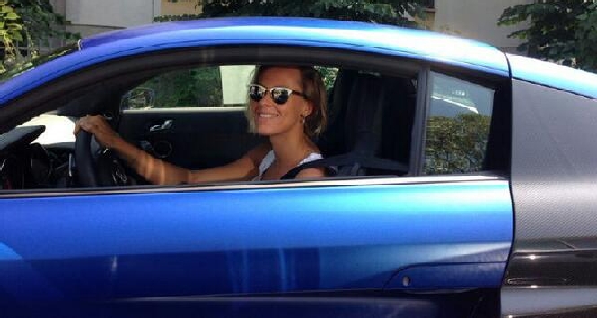 Federica Pellegrini sfreccia su un'Audi R8 Federica Pellegrini sfreccia su un'Audi R8