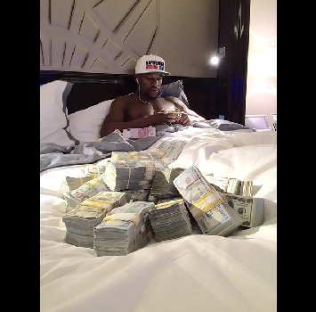 Stipendio da re: Mayweather incassa il quadruplo di Messi e Ronaldo
