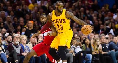 Nba: LeBron James supera Shaquille O'Neal, ma è crisi Cleveland