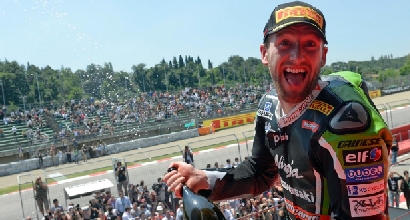 Sykes festeggia sul podio (Ansa) Sykes festeggia sul podio (Ansa)