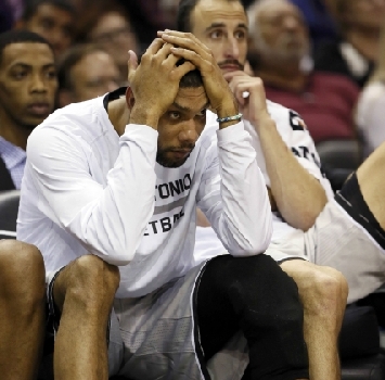 Mani in testa per Tim Duncan, foto Reuters Mani in testa per Tim Duncan, foto Reuters