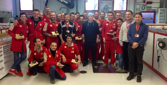 Foto di gruppo a Maranello, foto Twitter Foto di gruppo a Maranello, foto Twitter