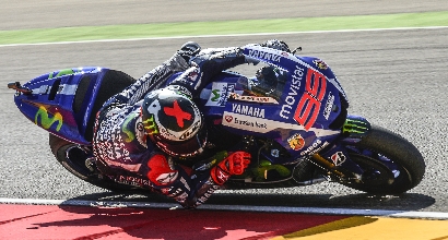 MotoGp, caduta per Lorenzo: spalla sinistra slogata