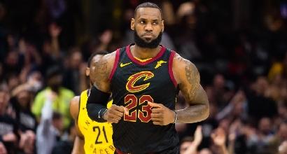 Nba, playoff: James trascina Cleveland in gara-2, Houston allunga