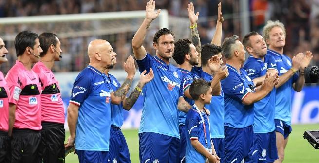 Totti in azzurro alla Partita del cuore: applausi a Marassi