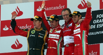 Raikkonen con Alonso e Domenicali sul podio, foto Lapresse Raikkonen con Alonso e Domenicali sul podio, foto Lapresse