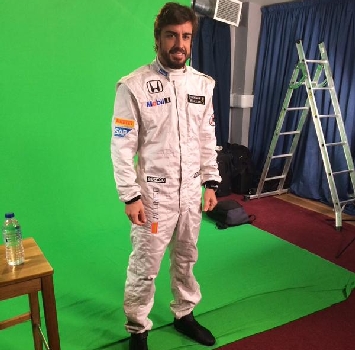 Alonso va in bianco: ecco la tuta McLaren Alonso va in bianco: ecco la tuta McLaren