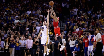 Nba: Rose ferma la corsa degli Warriors Nba: Rose ferma la corsa degli Warriors