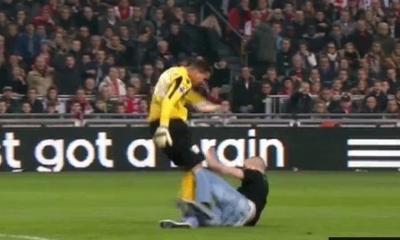 Il portiere fa a calci con un tifoso Il portiere fa a calci con un tifoso