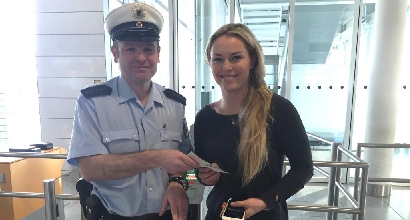 Lindsey Vonn parte senza passaporto grazie a un selfie con i poliziotti Lindsey Vonn parte senza passaporto grazie a un selfie con i poliziotti