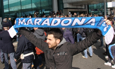 I tifosi aspettano Maradona, foto Ansa I tifosi aspettano Maradona, foto Ansa