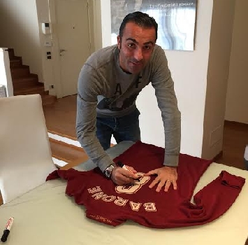 Natale in campo 2: all'asta le maglie di Barcellona e Zambrotta